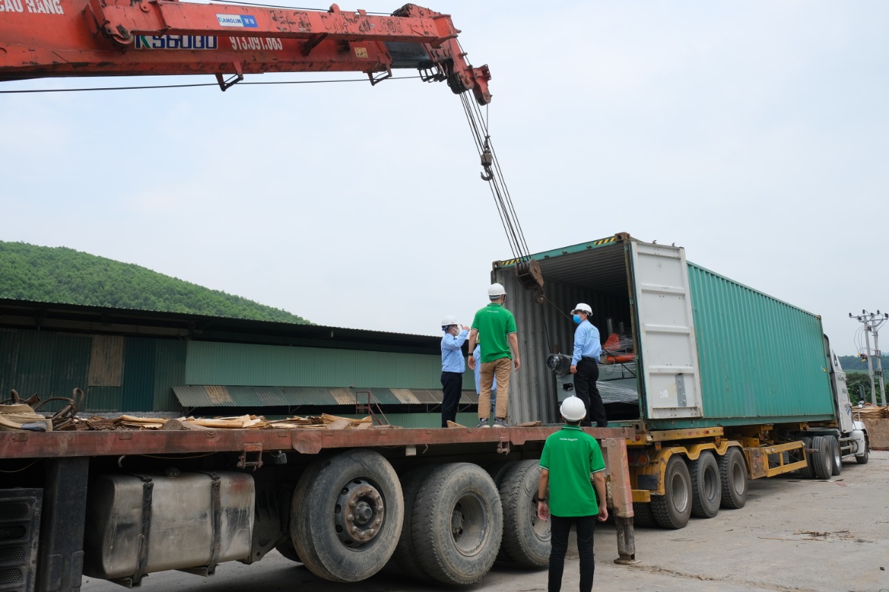 Fomex dỡ thân máy bóc xuống xe container 40ft